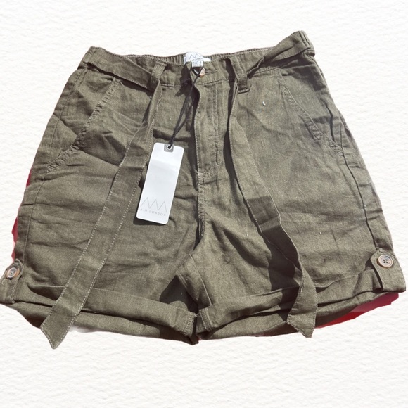 A.M. London Pants - Cuffed High-Waisted shorts